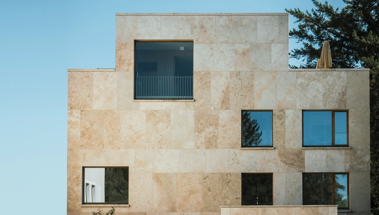 Firmengebäude Neubau mit Natursteinfassade in Pullach