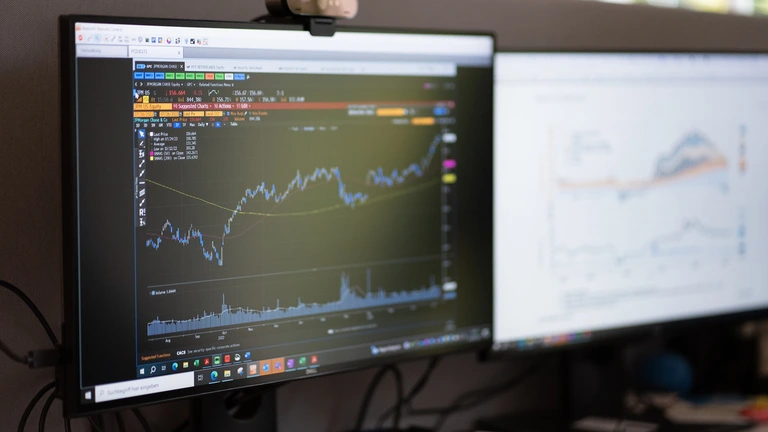 Bildschirme mit Fondskursen