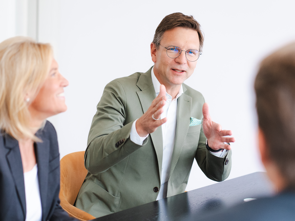 Christian Janas, Leiter Vermögensverwaltung, im Gespräch mit Kollegen