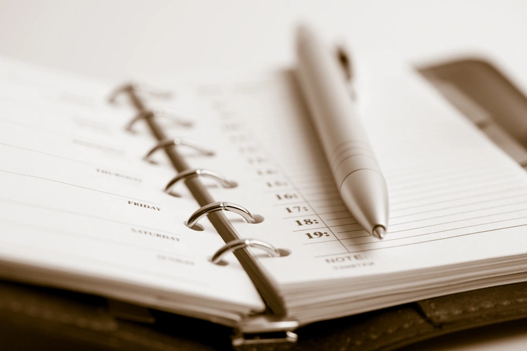 Offenes Notizbuch mit Kugelschreiber