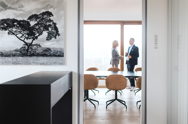 DJE-Mitarbeiter im Gespräch