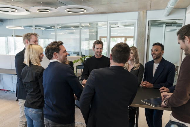 Mitarbeiter von Solidvest im lockeren Gespräch mit DJE-Vorstand Dr. Jan Ehrhardt
