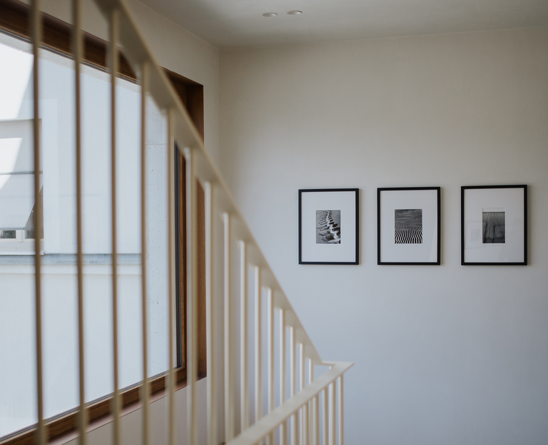Fotografien von Alfred Ehrhardt im Treppenhaus am Standort Pullach